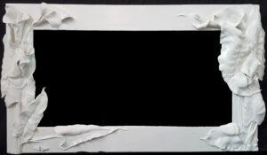 Cornice per specchio. Bassorilievo di calle in gesso a oro lucidato a cera. Dim. 58 x 100 cm.