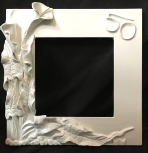 Cornice per anniversario. Bassorilievo di calle in gesso a oro lucidato a cera. Dim. 40 x 40 cm.