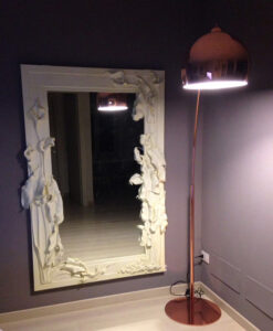 Specchiera con bassorilievo di calle. Gesso a oro lucidato a cera. Dim. 200 x 120 cm.