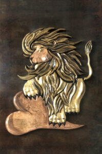 Leo. Puzzle calamitato: gesso a oro, foglia d'oro e di rame, lastra di ferro ossidata montata su plexiglass. Dim. 75 x 50 cm.