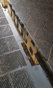 Case riflesse in pozza d'acqua