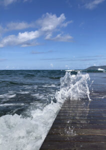 Pontile con onde