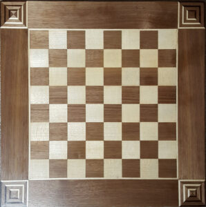 Scacchiera. Intarsio ligneo. Dim. 44 x 44 cm.