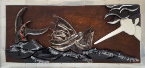 Pinocchio saluta il tonno. Puzzle calamitato: gesso a oro, foglia d'argento ossidata, lattina e plastica riciclata, lastra di ferro ossidata. Dim. 36 x 76 cm.